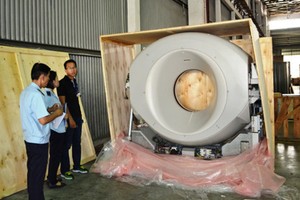 The shipment of second hand medical equipment detected (Photo: SGGP)