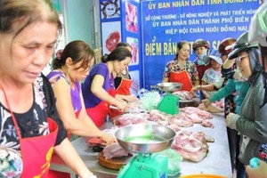 Customers buy meat at a store selling pork in Dong Nai (Photo: SGGP)