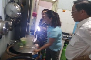 Water containers should be covered to prevent mosquito laying eggs into (Photo: SGGP)