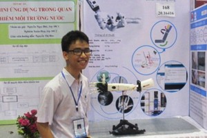Pham Huy who invents robotic arm to help disabled people eventually gets visa to travel to the US (Photo: SGGP)