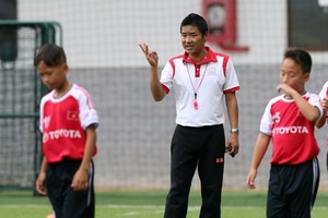 Kids who love playing football can have a chance to be trained by famous footballer Hong Son ( Photo: SGGP)