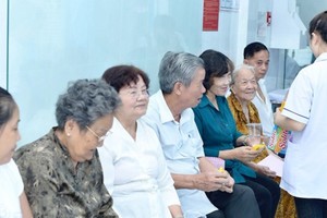 Patients wait to see doctors at the new clinic in District 3's ward 11 (Photo: SGGP)