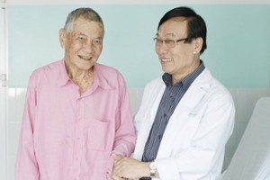 The 101 year old man and his doctors on the day he is discharged  (Photo: SGGP)