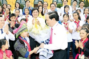 President Quang stresses investing in children is to invest in the country's future at a meeting with disadvantaged children yesterday (Photo: SGGP)