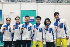 Winning smiles: Vietnamese players show their gold medals as the Group 2 victors at the Sudirman Cup in Australia on May 26. — Photo Nguyen Tien Minh facebook 