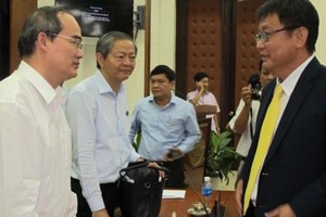 Party Secretary Nguyen Thien Nhan (1, left)  meets businessmen at the meeting (Photo: SGGP)