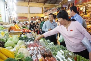 Inspectors check food safety in Ben Thanh Market (Photo: SGGP)