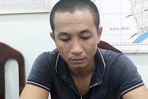 Viet gives himself to police (Photo: SGGP)