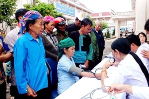 Medical workers are examining poor people in the program (Photo: SGGP)