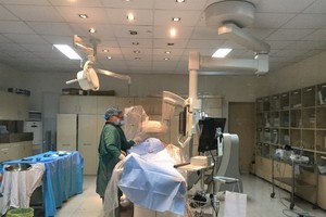 Doctors of Trung Vuong Hospital in HCM City’s District 10 perform endovascular intervention on a patient. (Photo: VNA)