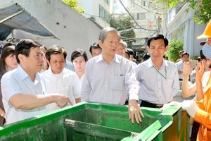 Mr. Phong finds out information of piloted program (Photo: SGGP)