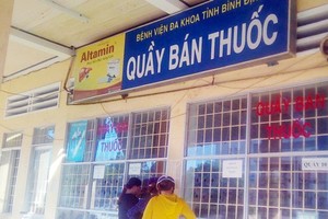 Patients queue in front of the drug booth in a hospital in Binh Dinh (PHoto: SGGP)