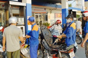 The government encourages consumers to switch from the popular A92 gasoline to the ethanol-mixed biofuel E5 by stopping selling the popular gasoline A92 from January 1, 2018  (Photo: SGGP)