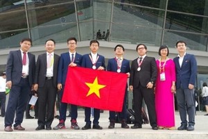 Winning students arrive in Noi Bai Airport (Photo: SGGP)
