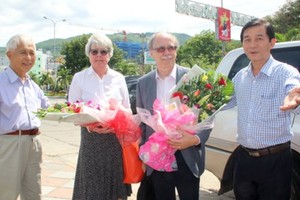 Deputy Chairman of Binh Dinh province People’s Committee Tran Chau and Professor Tran Thanh Van welcome Professor Gerard‘t Hooft at the airport (Photo: SGGP)