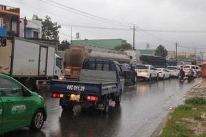 A traffic jam in the National Highway No.20 in Lam Dong Province slows down thousands of vehicles for more than 5 kilometers yesterday (Photo: SGGP)