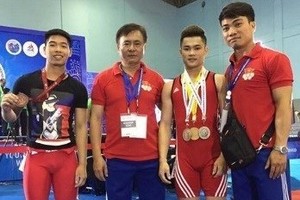 Some members of the Vietnamese weightlifting team and the coach (Photo: baomoi.com)    