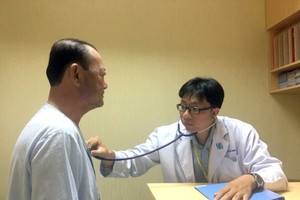 A diabetes patient is examined (Photo: SGGP)