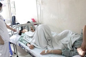 Two patients have to share beds (Photo: SGGP)