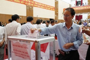 Employees and party members give their one-day salary to support locals in flood-hit areas (Photo: SGGP)