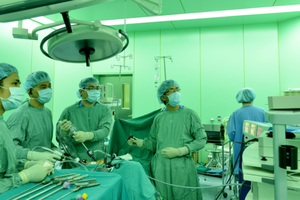 Vietnamese hospital removes polyps to treat rectal cancer