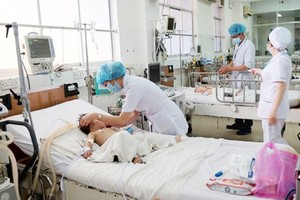 Kids are being treated dengue in Children Hospital No.1 (Photo: SGGP)