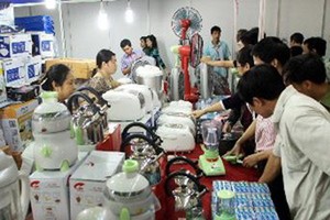 One hundred businesses with 120 stalls are featuring goods from Thailand at the 2013 Thai Retail Fair (Photo: VNA)