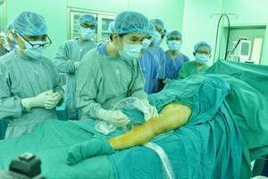 Vietnamese doctors use Cyanoacrylate glue to treat varicose veins 