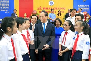 President Tran Dai Quang talks to students of Trung Vuong Junior High School on September 5 (Photo: VNA)