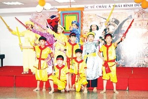 Students play acts in history story (Photo: SGGP)