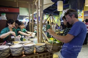 Visitors to Sense Market, an undeground market in District 1 of HCM City (Photo: Vietnam Pictorial)