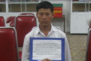 37 year old Lu Van Muoi is nabbed for smuggling synthetic drugs (photo: SGGP)