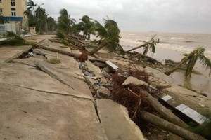Sea embankment in Thanh Hoa Province destroyed  (Photo: SGGP)