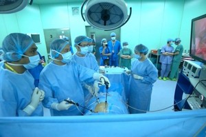 Medicine trainees are practising at an operation room (Photo: SGGP)