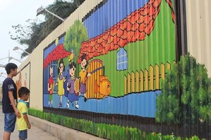 Children looks at the 3D painting located along Ho Tung Mau street in Cau Giay district, Hanoi, which has been recognised as the longest of its kind in Vietnam by the Vietnam Record Association, VietKings (Photo: hanoimoi.com.vn)