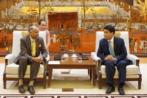 Chairman of the Hanoi People’s Committee Nguyen Duc Chung (R) receives Indian Ambassador to Vietnam Parvathaneni Harish (Photo: VNA)