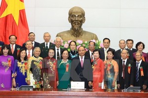 Prime Minister Nguyen Xuan Phuc (fifth from the right, first line) and outstanding elder people (Source: VNA)