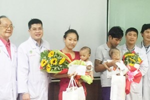 Medical workers congratulate the twins' parents when the babies are discharged (Photo: SGGP)