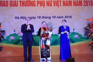 At the award ceremony of the Vietnam Women Award 2016 (Source: dangcongsan.vn)