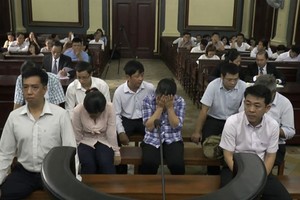 Former VN Pharma’s chairman of the Board of Directors cum general director Nguyen Manh Hung (right, first line), former director of H&C International Marine Trade Company Vo Manh Cuong (left, first line) and seven other defendants are at the appeal court 