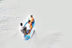 Smugglers use high-speed boats to transport goods from Cambodia to Chau Doc city in An Giang province (Photo: tuoitre.vn)