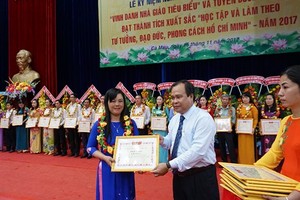Ca Mau outstanding teachers honored