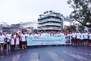 People run for traffic victims