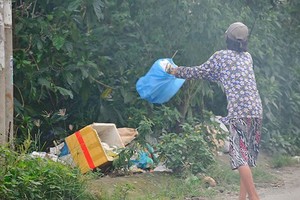 Though the government issues fines for littering and urinating in public places, it does not deter people from violating the regulation (Photo: SGGP)