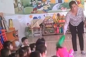The photo cut from the clip shows teacher tortureed children in the daycare center 