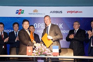 Representatives of Airbus and FPT Software at the signing ceremony to develop aviation technology (Photo: SGGP)