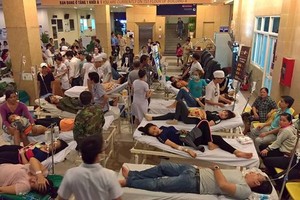 VIDEO:Ninety –two workers hospitalized due to food poisoning