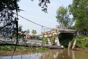 Bridge collapses in Tien Giang following barge collision