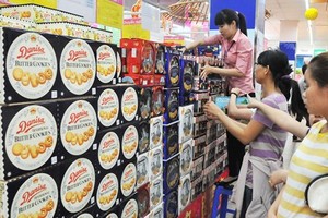 Consumers  are choosing confectioneries (Photo: SGGP)