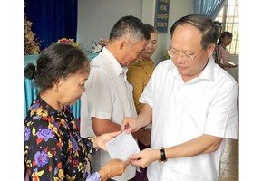 HCMC leader gifts poor residents in Long An province